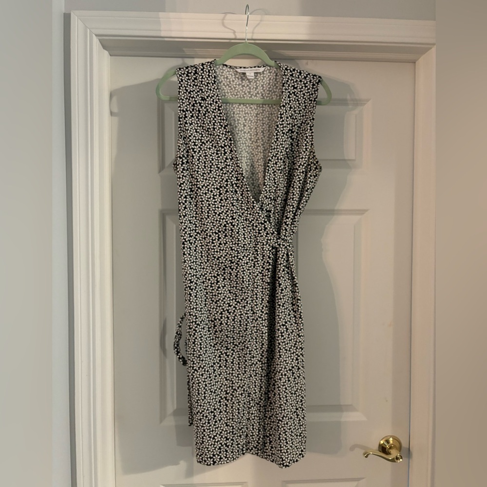 DVF EUC black/white floral wrap dress with tie, size 14